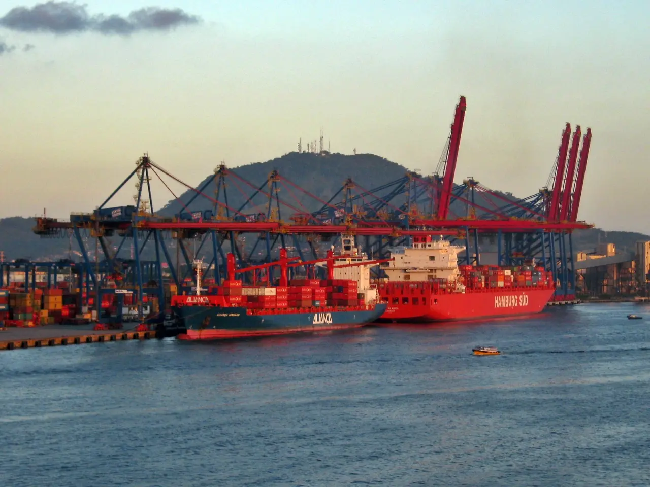 Navios e guindastes de contêineres no Porto de Santos.